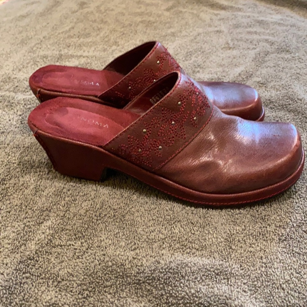 Women’s Sonoma burgundy clogs Size 7